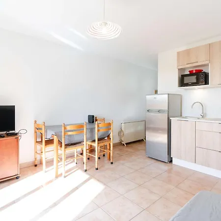 Apartment T2 Avec Wifi, Animaux Admis Et Parking A Saint-pierre-la-mer - Fr-1-409-280