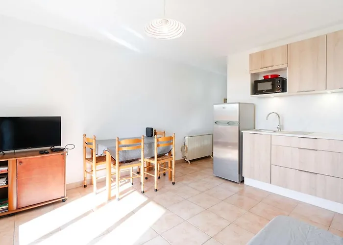 Apartament T2 Avec Wifi, Animaux Admis Et Parking A Saint-pierre-la-mer - Fr-1-409-280
